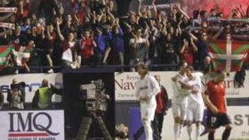 <b>DESAGRADABLE. </b>Osasuna denunció el comportamiento de los radicales, que obligaron a un padre a retirar la bandera blanca de su hijo.