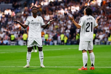 Celebración de Vinicus junto a Brahim en el cuarto gol del Real Madrid ante el Osasuna.