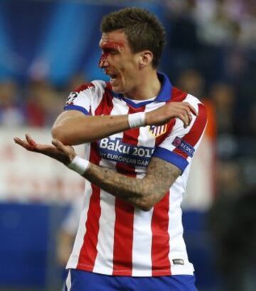 Mandzukic recibe un codazo de Ramos dentro del área. El colegiado no señaló nada y el croata está muy enfadado. 