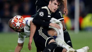 Tottenham Hotspur&#039;s Brazilian midfielder Lucas Moura (L) clashes with Ajax&#039;s Argentinian defender Nicolas Tagliafico during the UEFA Champions League semi-final first leg football match between Tottenham Hotspur and Ajax at the Tottenham Hotspur