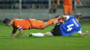 Van Persie salva a Holanda de penalti dudoso en el descuento