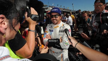 Fernando Alonso atendiendo a la prensa en la Indy 500.