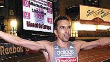 <b>IMPARABLE.</B> Alberto García saluda al público de Sevilla tras batir el récord europeo de 3.000 metros en pista cubierta.