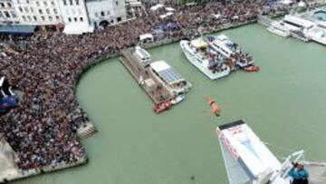 VOLANDO. El colombiano Pava se lanza desde 27,5 metros en el puerto de La Rochelle (Francia).