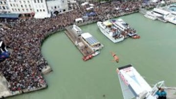 VOLANDO. El colombiano Pava se lanza desde 27,5 metros en el puerto de La Rochelle (Francia).
