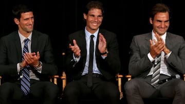 Novak Djokovic, Rafa Nadal y Roger Federer aplauden durante un acto del ATP Heritage Celebration en el Waldorf Astoria de Nueva York en 2013.