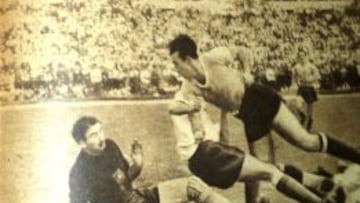 Una de las dos victorias de Chile sobre Uruguay defendiendo el título en Copa América: 1-0 en 1945. En la foto, Sergio Livingstone aguanta los embates charrúas.