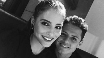 Fotograf&iacute;a en blanco y negro de la actriz espa&ntilde;ola Andrea Duro y el futbolista mexicano Javier Hern&aacute;ndez &quot;Chicharito&quot; posando muy sonrientes.