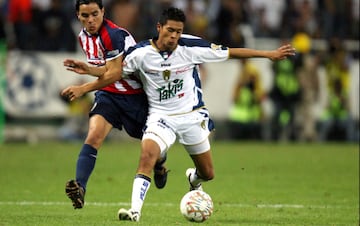 El oriundo de California debutó como profesional con el San Luis en el 2006. Después de varios años en la Liga MX, el 15 de octubre de 2008 fue llamado por primera vez con la selección de Estados Unidos.