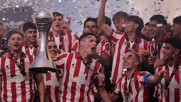 AMDEP133. SAN NICOLÁS (ARGENTINA), 20/12/2025.- Guido Carrillo (c) de Estudiantes sostiene un trofeo este sábado, al ganar la final del Trofeo de Campeones entre el Club Estudiantes de La Plata y el Club Atlético Platense en el Estadio Único de San Nicolás, en San Nicolás (Argentina). EFE/ Adan González