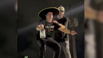 Las redes no dejaron pasar el actuar del mexicano que sobre el techo del bus demostraba su felicidad.