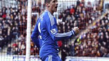 Fernando Torres se fue de su defensor y marc&oacute; con un buen zurdazo en su partido 200 en la Premier. En la imagen, lo celebra con la afici&oacute;n.
 