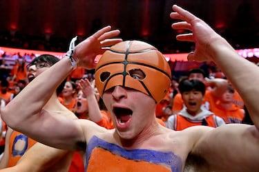 El joven enmascarado de la imagen decidió darle un original e inusual uso a un viejo balón de baloncesto. Apareció de esta guisa en las gradas del Stade Farm Center de Champaign, Illinois, para ver el partido de su equipo, Illinois Fighting Illini contra Michigan Wolverines, de la Liga Universitaria de EE UU. El triunfo fue para los visitantes (80-74).
