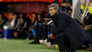 SEVILLA, 24/01/2026.- El técnico del Athletic Club, Ernesto Valverde, durante el encuentro correspondiente a la jornada 21 de Laliga EA Sports que disputan hoy sábado Sevilla y Athletic Club en el estadio Sánchez Pizjuán de Sevilla. EFE / Julio Muñoz.