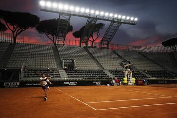 Panorámica de la pista Grand Stand Arena donde el tenista japonés Kei Nishikori se midió al español Albert Ramos-Viñolas durante el primer día del Internazionali BNL D'Italia en el Foro Italico en Roma, Italia.