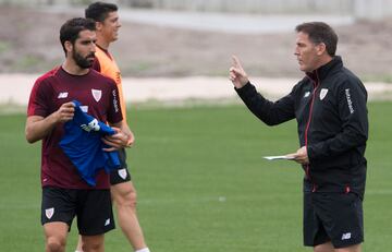 2018 fue un año duro, con el paso efímero de Berizzo. Después llegó Garitano, que puso a Iñaki Williams como referencia en punta. Muniain en ocasiones le sacaba de la mediapunta. Pero seguía siendo fundamental. El equipo estuvo en un tris de alcanzar la clasificación europea tras un final de año muy bueno. "Estamos a muerte con Raúl García. "Es uno de los jugadores más importantes y de los más profesionales del equipo, con un compromiso altísimo", le describía Garitano.