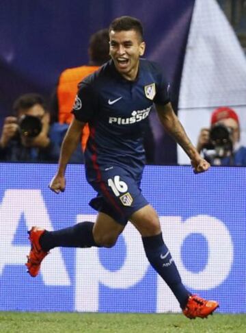 El delantero argentino del Atlético de Madrid Ángel Correa celebra su gol
