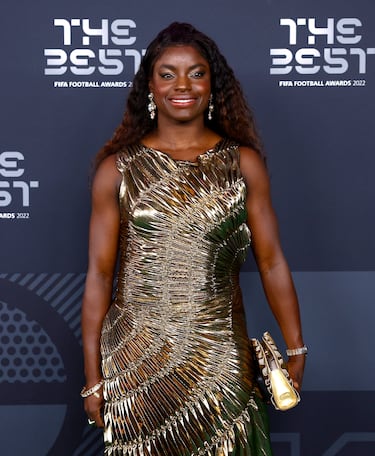 Enjola Aluko llega a la ceremonia de los Premios The Best.