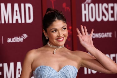 Ellen Tamaki posa en la alfombra roja de la premier de 'The Housemaid' celebrada en el Grauman's Chinese Theatre de Hollywood.