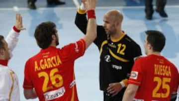 El portero de la selecci&oacute;n espa&ntilde;ola Jos&eacute; Manuel Sierra M&eacute;ndez (2d) es felicitado por sus compa&ntilde;eros, Antonio Garc&iacute;a Robledo (2i) y Carlos Ruesga (d) tras recibir el trofeo al mejor jugador del partido al finalizar el encuentro correspondiente a la primera jornada del Mundial de balonmano Espa&ntilde;a 2013 que el combinado espa&ntilde;ol disputa ante Argelia hoy en la Caja M&aacute;gica de Madrid. 