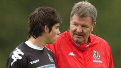 El entrenador gal&eacute;s, John Benjamin Toshack, junto a Gareth Bale.