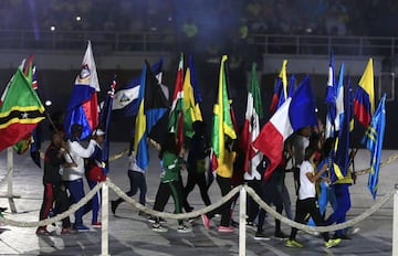 A las 8 de la noche comenzó la clausura de las justas que estuvo marcada por tres aspectos. La entrega de la próxima edición de los Juegos a Panamá que será la próxima sede, la muestra del Carnaval de Barranquilla y el concierto de Silvestre Dangond.