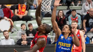 El base estadounidense de UCAM Murcia Dylan Ennis intenta encestar ante la presión del base del equipo griego Peristeri Jarell Eddi.