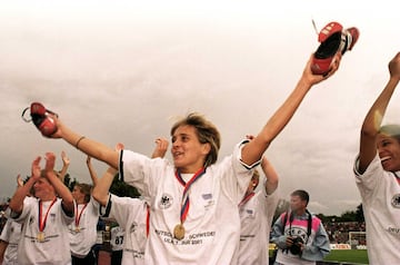 La Eurocopa pasó a disputarse cada cuatro años. La sede fue en Alemania y la anfitriona venció en la final a Suecia por 1-0 en la prórroga. Fue la primera y única edición donde la final se resolvió con gol de oro, marcado por la alemana Claudia Müller en el minuto 98’. En la historia de las finales ha sido el gol más tardío de todas las Eurocopas celebradas. Fue la máxima goleadora de la competición con 3 goles, empatada con su compatriota Sandra Smisek. El partido se disputó en Donaustadion, estadio del SSV Ulm, equipo que actualmente juega en la cuarta división alemana. La mejor jugadora del torneo fue la delantera sueca Hanna Ljungberg. Con esta victoria, Alemania logró su quinta Eurocopa y conquistó este trofeo por tercer año consecutivo.