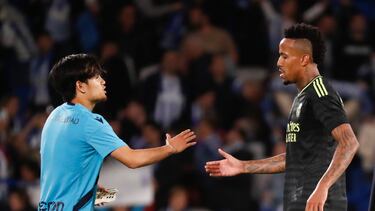 El defensa brasileño del Real Madrid Eder Militão (d) saluda al delantero japonés de la Real Sociedad, Takefusa Kubo (i) al término del partido de Liga en Primera División que Real Sociedad y Real Madrid disputan hoy martes en el estadio Reale Arena, en San Sebastián.