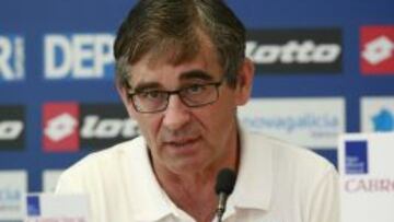 Fernando Vázquez, técnico del Deportivo, durante rueda de prensa.