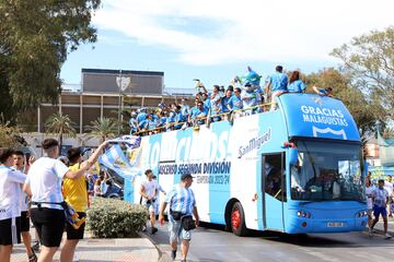 Los jugadores del Málaga celebran con sus aficionados el ascenso a Segunda División por las calles de la capital andaluza.