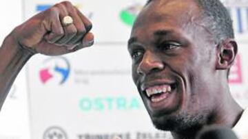 <b>FUERTE. </b>Bolt bromea sobre su musculatura ayer en Ostrava.