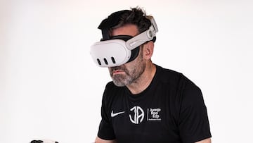 Juanjo Roa, con las gafas de realidad virtual para el entrenamiento de porteros.