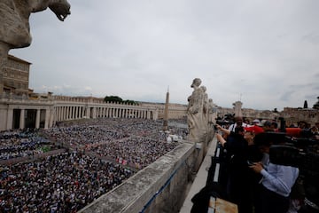 Miembros de los medios de comunicacin asisten a una oracin del Regina Caeli, dirigida por el Papa Len XIV desde el balcn central (Loggia delle Benedizioni) de la Baslica de San Pedro.