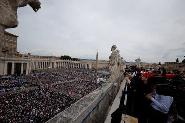 Miembros de los medios de comunicación asisten a una oración del Regina Caeli, dirigida por el Papa León XIV desde el balcón central (Loggia delle Benedizioni) de la Basílica de San Pedro.