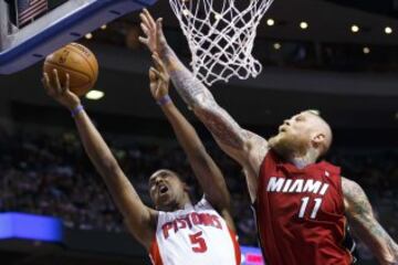 Kentavious Caldwell-Pope (5) trata de anotar ante Chris Andersen (11).