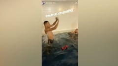 Mbappé y compañia se divierten con celular de Verrati en el agua