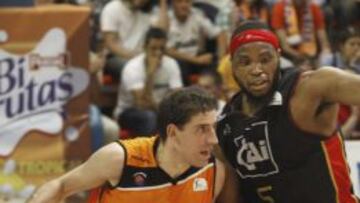 El base del Fuenlabrada Quino Colom y el pirvot norteamericano del Cai Zaragoza Joseph Jones, durante el partido de baloncesto disputado esta mañana en el pabellón Antonio Martín. EFE/Kote