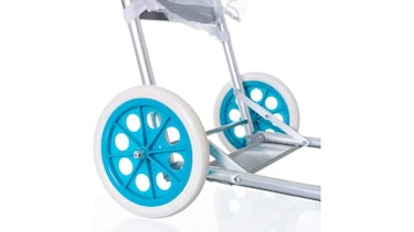 Así es el carro portasillas de playa que se convierte en mesa