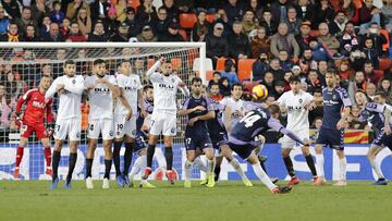 Gol de Rub&eacute;n Alcaraz de falta ante el Valencia