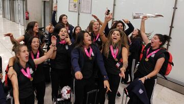 Las campeonas fueron recibidas en Barajas donde tambi&eacute;n celebraron el t&iacute;tulo con sus allegados.