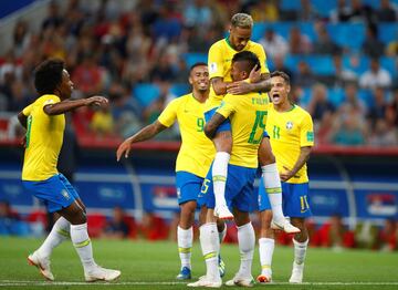 0-1. Paulinho celebró el primer gol con Neymar.