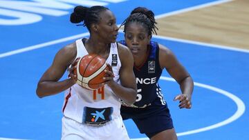 Sancho Lyttle, defendida por la francesa Endene Miyeme en la final del Eurobasket femenino.