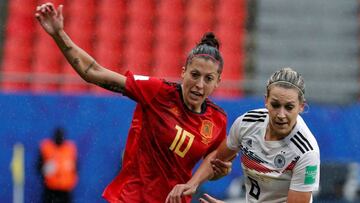 La jugadora de la selección española femenina de fútbol, Jennifer Hermoso, disputa el balón con la de la selección alemana, Lena Goessling (d), durante su segundo partido del mundial que disputan este miércoles en