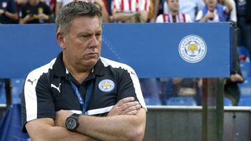 El entrenador del Leicester Craig Shakespeare sigue desde la banda el partido de su equipo ante el Atl&eacute;tico de Madrid, de ida de los cuartos de final de la Liga de Campeones que se disputa esta noche en el estadio Vicente Calder&oacute;n.