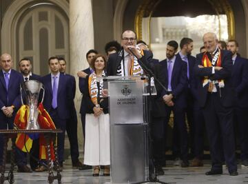 El Valencia Basket en el ayuntamiento.
El presidente del club taronja Vicent J. Solá Sanz.