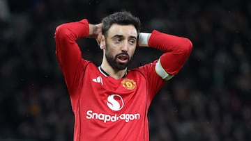 Manchester United's Portuguese midfielder #08 Bruno Fernandes reacts to a missed chance during the English Premier League football match between Manchester United and Everton at Old Trafford in Manchester, north west England, on November 24, 2025. (Photo by Darren Staples / AFP) / RESTRICTED TO EDITORIAL USE. No use with unauthorized audio, video, data, fixture lists, club/league logos or 'live' services. Online in-match use limited to 120 images. An additional 40 images may be used in extra time. No video emulation. Social media in-match use limited to 120 images. An additional 40 images may be used in extra time. No use in betting publications, games or single club/league/player publications. /