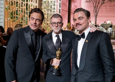 Benicio del Toro, Paul Thomas Anderson y Leonardo DiCaprio durante la 98.ª edición de los premios Oscar 2026 celebrados en el Dolby Theatre.