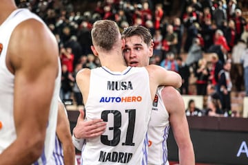 Dzanan Musa felicita su amigo Mario Hezonja.