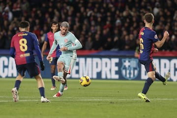 1-1. Falla Marc Casadó en el despeje y deja  el balón muerto en el balcón del área para que Rodrigo de Paul coloque el esférico al palo izquierdo de Iñaki Peña y anotar.